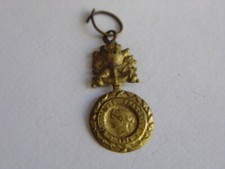 MEDAILLE MILITAIRE MINIATURE / BRELOQUE FANTAISIE EN LAITON FIN