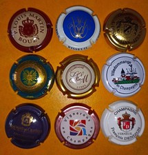 K6) Un lot de 9 capsules de Champagne toutes différentes, Que Des Vignerons 