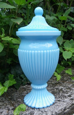 GRAND POT COUVERT EN OPALINE