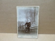 ENFANT SUR UN TRICYCLE