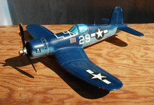 Corsair F4U US Navy 1/32e en bois peint + socle