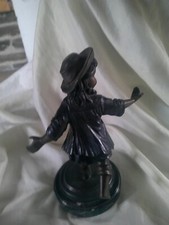 Statuette d'enfant en bronze