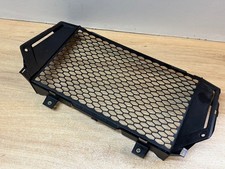 UNE GRILLE CACHE RADIATEUR