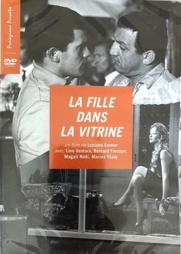 Fille dans vitrine - la,