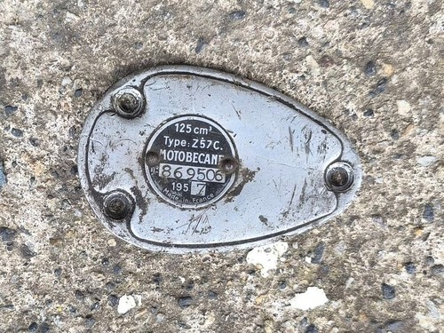 Plaque cache vis - cache, avec