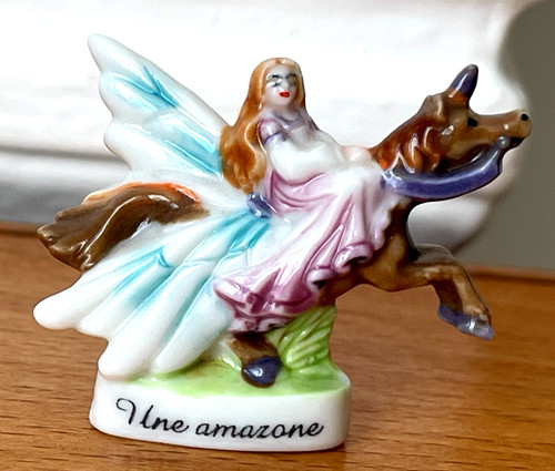 Fève une fée - amazone, sur