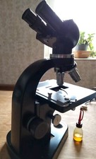 Microscope Leitz "Laborlux " binoculaire ,4 objectifs ,éclairage ,coffret bois