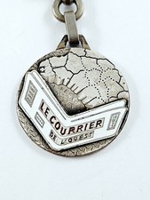 KEYCHAIN - Augis - LE COURIER de l'OUEST - Newspapers - Enameled Metal 1960s -
