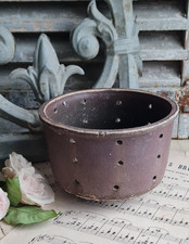 ANCIENNE FAISSELLE EGOUTTOIR  EN GRES MARRON SUR PIED