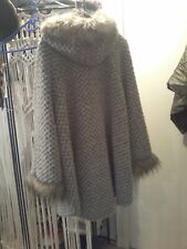 MANTEAU CAPE AVEC FAUSSE FOURRURE