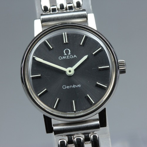 Rare montre femme noire