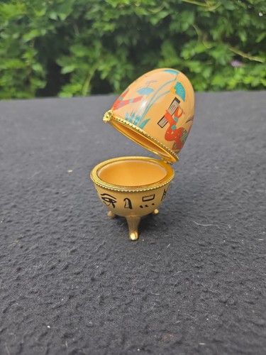 Oeuf en porcelaine pilulier
