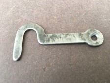 Ancien petit crochet métal / Fixation  à droite / Fermeture de caisse