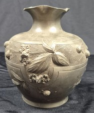 Ancien vase en étain signé