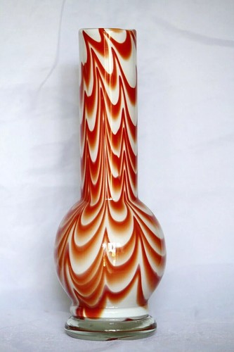 Vase opaline blanche vagues