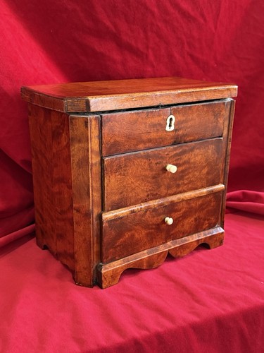 Rare meuble commode poupée - ,