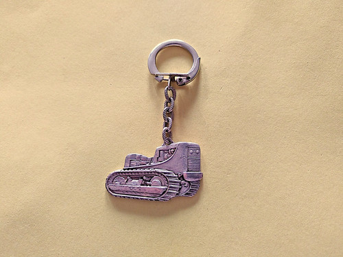 Ancien porte clés - porte, tracteur