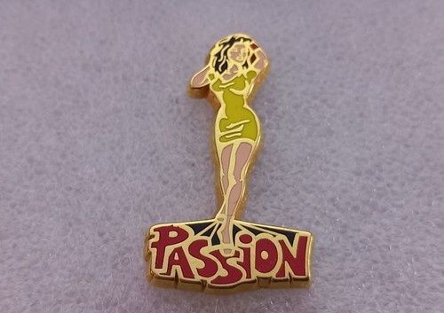 Ed86 pin passion robe - pin's,