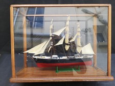 Jolie vitrine maquette sous