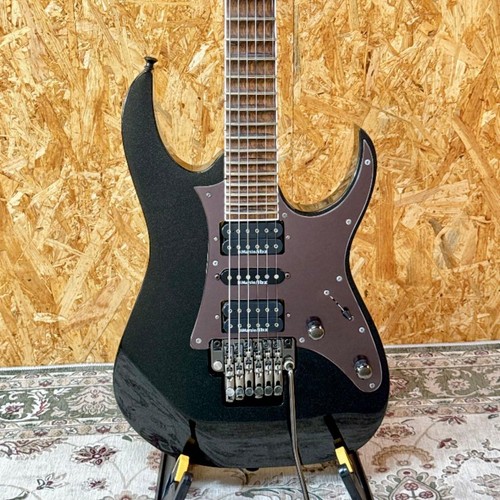 Guitare électrique festonnée