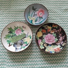 3 ASSIETTES CHINOISES DE DECO LAITON ET PORCELAINE