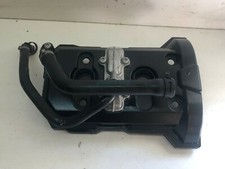 UN CAPOT COUVERCLE DE CULASSE