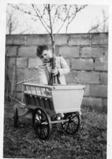 LOT OF 2 PHOTOS WITH CHILDREN AND WOODEN TRAILER IN Montargis in 1956