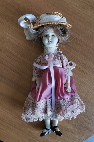Doll poupée porcelaine - poupée,