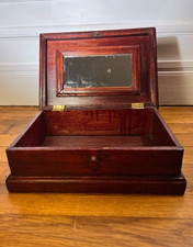 Coffre en bois au miroir -