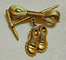 ANCIENNE BROCHE LAITON CORDE PIOLET CHAUSSURE RANDONNÉE ALPINISTE MONTAGNE # D1