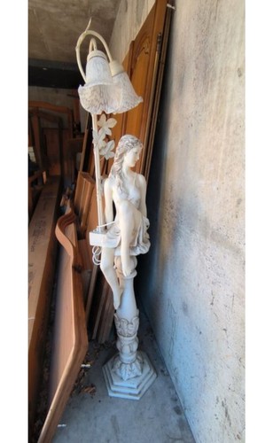 Lampadaire blanc décoratif