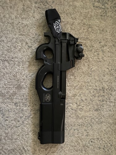 P90 style airsoft - gun, w/