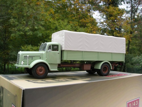 Ixo camion mercedes - 1/43,