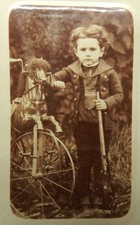 ENFANT EN COSTUME AVEC