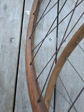 une paire de roue avec jante