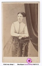 JEUNE FEMME ACCOUDÉE SUR UN