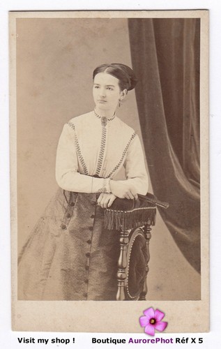 Jeune femme accoudée sur - jeune,