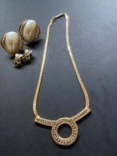 Lot bijoux, collier et boucles d’oreilles à clip. Strass, ton or. Perle.