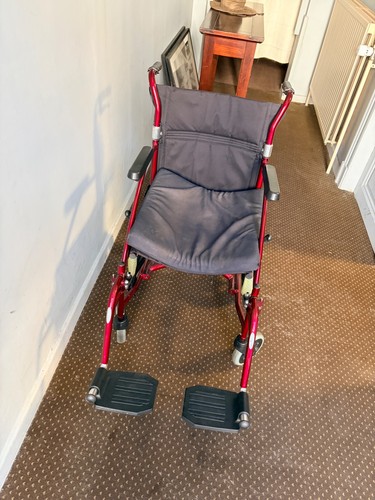 Une chaise roulante un - une,