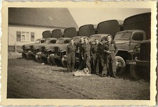 OLD PHOTO - VINTAGE SNAPSHOT - MILITARY TRUCK 4X4 BARRACKS - MILITARY TRUCK