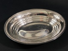 Plat creux de forme ovale corbeille à pain en métal argenté de style Louis XVI