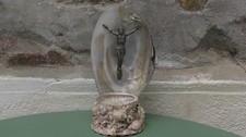 Bénitier Crucifix dans Coquillage Nacre Religieux Christ sur pied décoré
