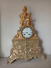 Jolie pendule ancienne Bronze doré, fonctionne.