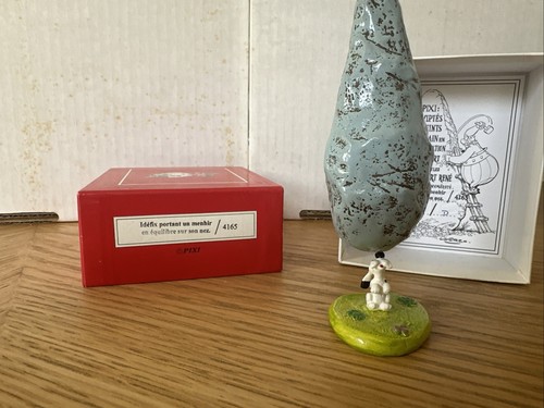 Idéfix portant menhir en - idéfix,