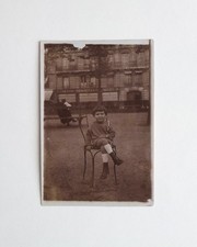 Enfant assis chaise parc