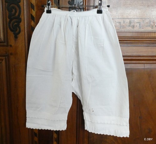 Ancienne culotte dame pisse - de,