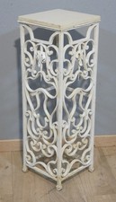 Colonne sellette en fer forgé peint en blanc, plateau bois, début XX ème