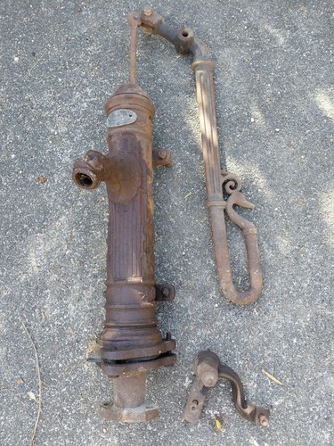 Ancienne pompe eau - ancienne, en