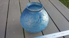 Ancien vase boule ART DECO en verre pressé de couleur bleu Made in France