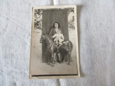 ANCIENNE CPA PHOTOGRAPHIE FEMME ET SON ENFANT SUR UN CHEVAL EN BOIS